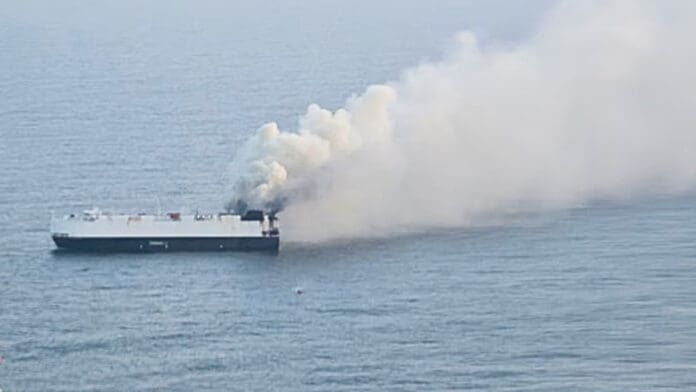 Se hunde buque que salió de China con más de 3 mil autos nuevos con rumbo a México