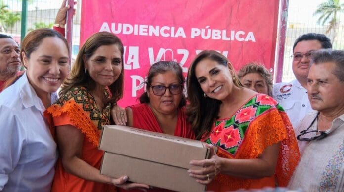 Mara Lezama atiende y responde de inmediato a la gente de Cozumel en la audiencia pública 