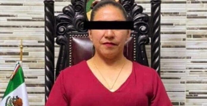 Detienen a la alcaldesa con licencia de Capulhuac, Edomex; está acusada de golpear a una empleada del DIF.