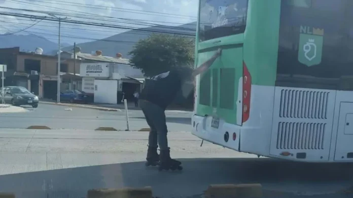 Hombre en patines viaja colgado de un camión en Monterrey, Nuevo León
