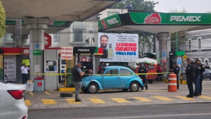 Video: Automovilista se resiste a robo y es baleado en una gasolinera de la CDMX
