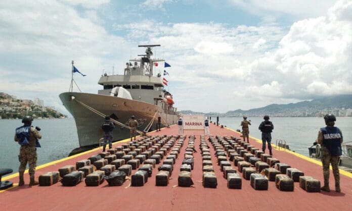 Interceptan embarcación con 3.5 toneladas de cocaína en costas de Guerrero