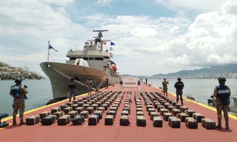 Interceptan embarcación con 3.5 toneladas de cocaína en costas de Guerrero