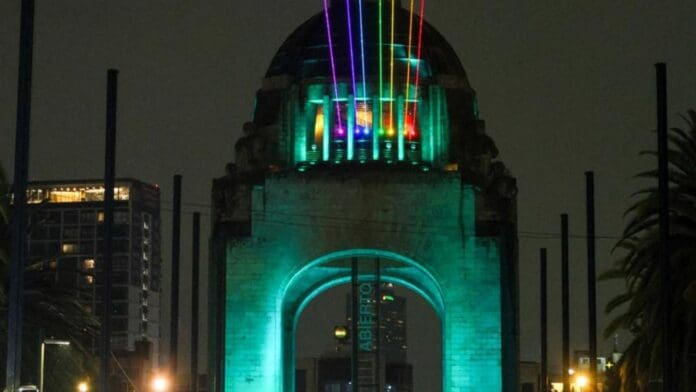 CDMX: Monumento a la Revolución se ilumina con el Arcoíris
