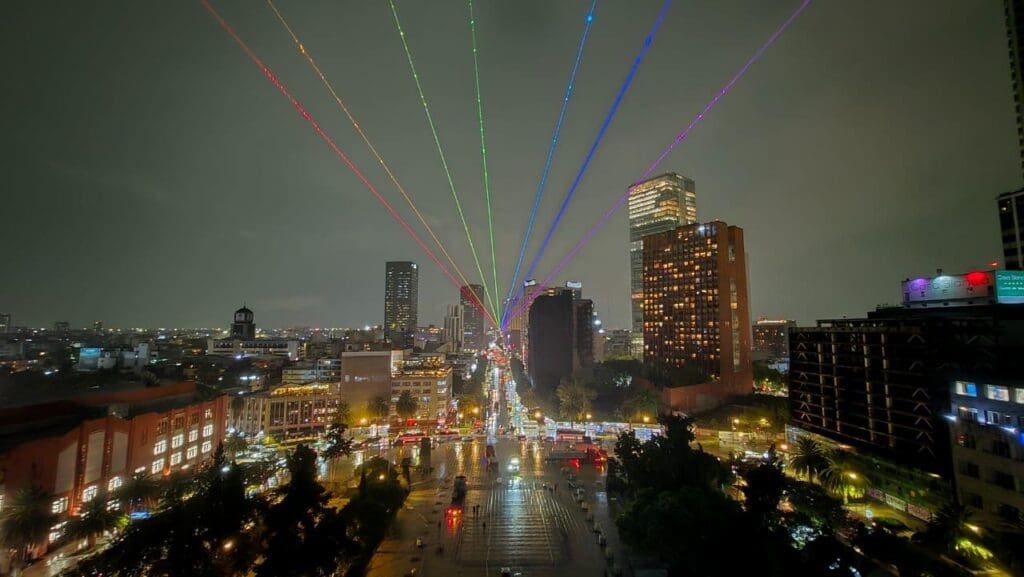 CDMX: Monumento a la Revolución se ilumina con el Arcoíris