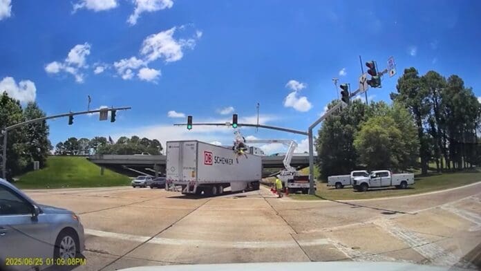 Video: Camión arrolla a obrero que reparaba un semáforo en Luisiana, Estados Unidos