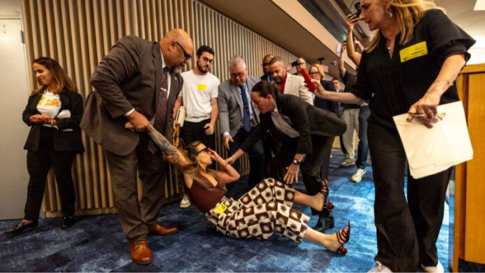 Mujer es arrestada con violencia durante audiencia en Miami, Estados Unidos