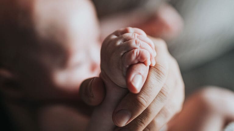 Bebé recién nacida sobrevive varios días sola