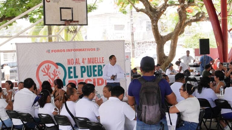 Gino Segura impulsa foro histórico contra el Cuarto Muelle en Cozumel