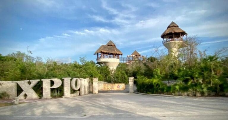 Querdan atrapadas cerca de 50 personas en río subterráneo de Xplor a causa de un apagón. Ya iniciaron las labores de rescate.