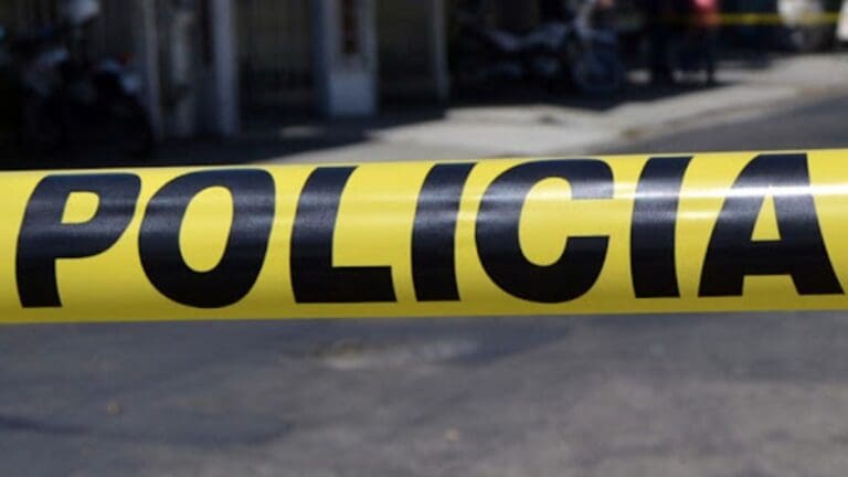 Adulto mayor muere atragantado mientras comía tacos en un puesto callejero en Nuevo León