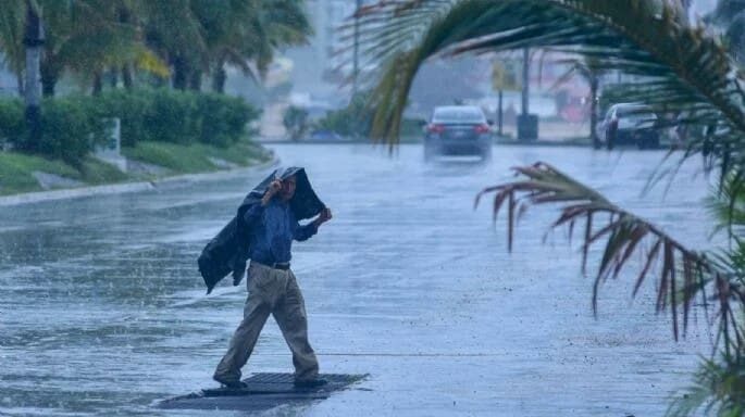 Flossie se convierte en huracán categoría 1 frente a las costas de Guerrero, Michoacán y Colima
