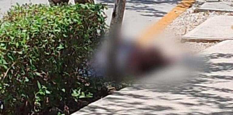Vecinos intentan linchar a un ladrón en Paraíso Maya en Cancún. El sujeto fue descubierto cuando se robaba una televisión.