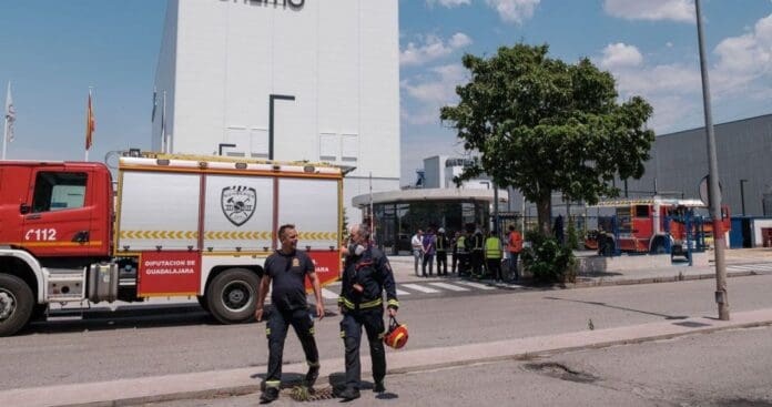 Incendio en farmacéutica deja cuatro personas heridas en España; tres son bomberos