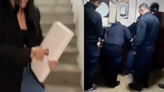 Mujer de Argentina se atora un dedo en la tapa del inodoro