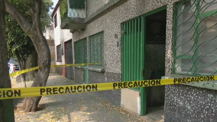 Hallan cadáveres de dos mujeres en un departamento en Cdmx