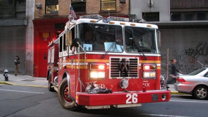 Joven provoca incendio y mata a dos bomberos tras negarse a mover su vehículo en Estados Unidos