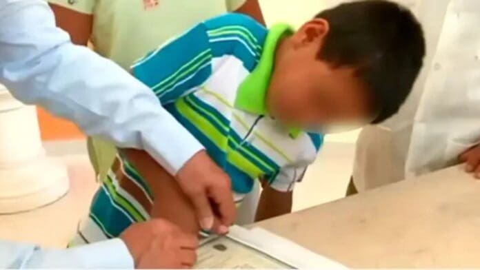 Niño acude solo al Registro Civil a tramitar su acta de nacimiento y poder ir a la escuela, en Veracruz