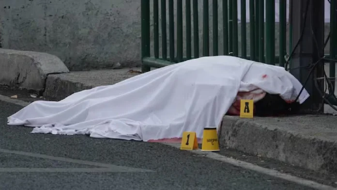 Descubren a hombre cargando un cadáver en Iztapalapa, Cdmx