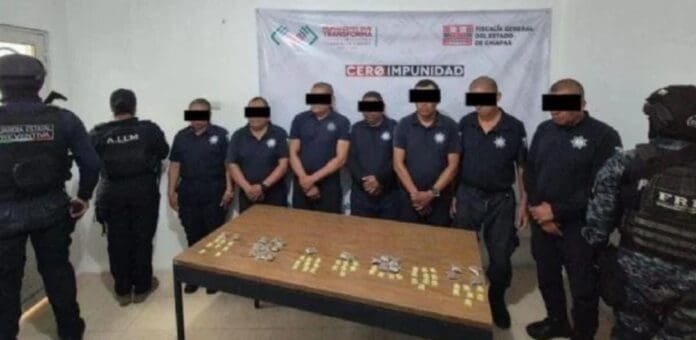 Detienen a policías de Frontera Comalapa, Chiapas acusados de vender droga. Hay al menos siete elementos presos.