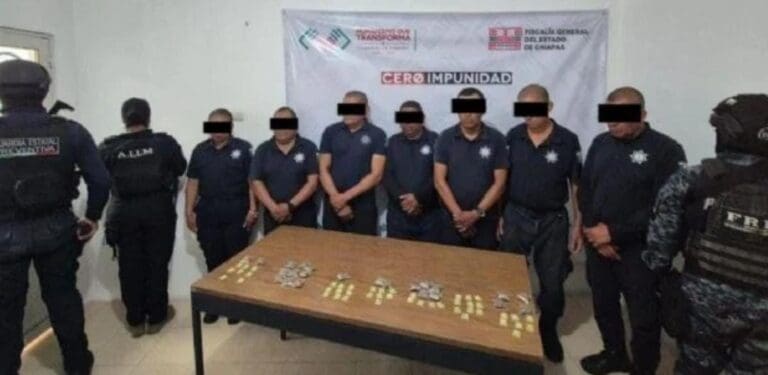Detienen a policías de Frontera Comalapa, Chiapas acusados de vender droga. Hay al menos siete elementos presos.