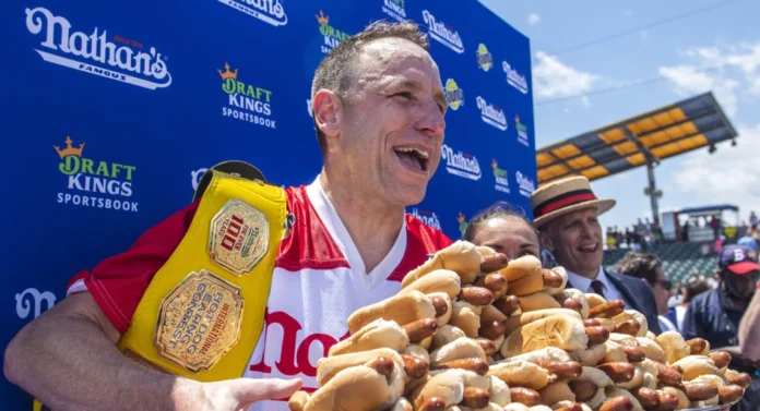 Hombre se come 70 hot dogs y gana concurso en Nueva York, Estados Unidos