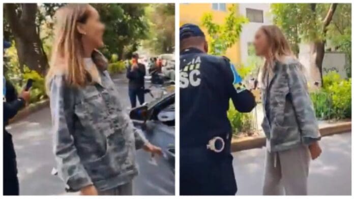 Video: Exhiben a mujer por decir insultos racistas a policía en CDMX, 