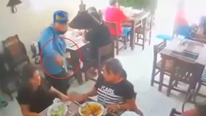 Sujeto armado roba a clientes de un restaurante en Coacalco, Edomex