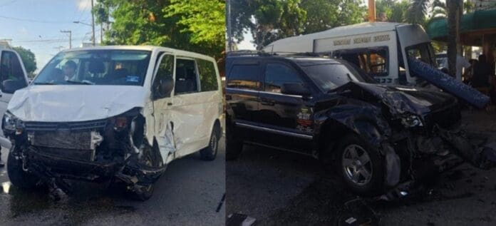 Chocan una camioneta, una van y una combi en la ruta 5 de Cancún; hay ocho lesionados. Fuerte accidente este domingo.