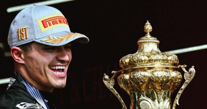 Lando Norris gana el GP de Gran Bretaña por un error de Oscar Piastri, que terminó segundo. Siguen siendo los mejores del campeonato.