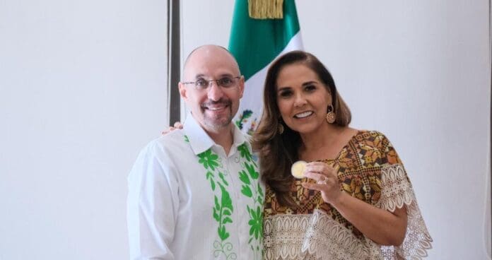 Entrega la CONCANACO Servytur un galardón a la gobernadora Mara Lezama Espinosa por promover la identidad mexicana.