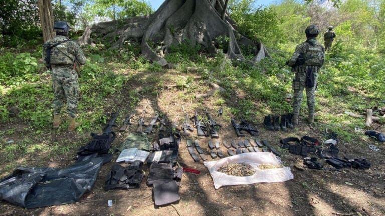 Detienen a presuntos miembros de "La Mayiza" tras enfrentamiento con policías en Navolato, Sinaloa