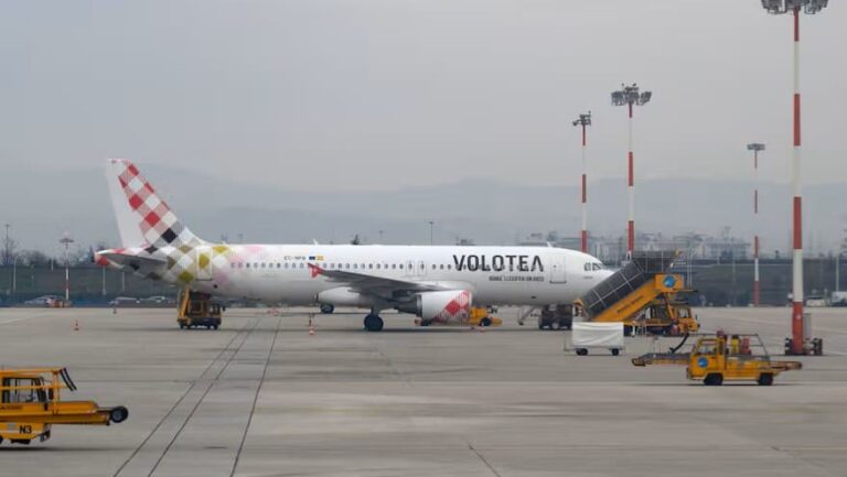 Muere un hombre succionado por la turbina del motor de un avión en aeropuerto de Italia