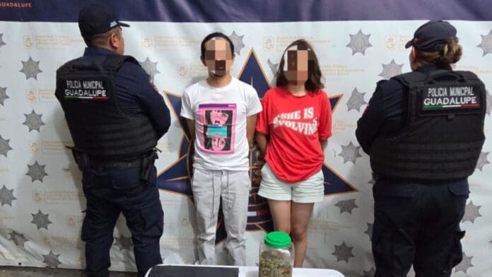 Detienen a una pareja que viajaba con su hijo por llevar droga en Guadalupe, Nuevo León