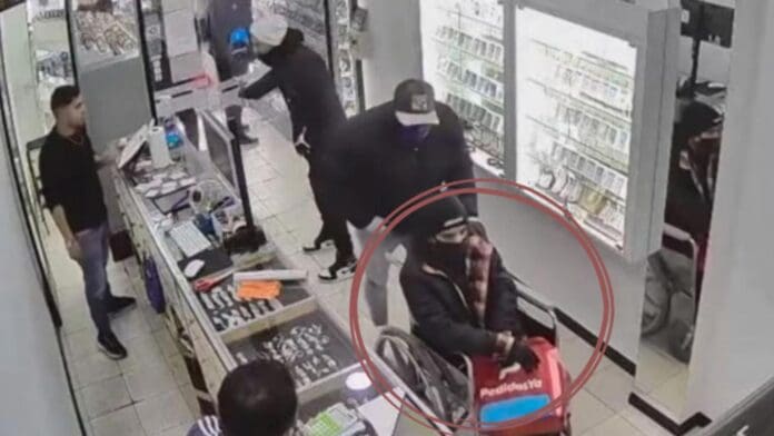 Video: Sujetos utilizan una silla de ruedas para distraer a vendedor y asaltar joyería en Argentina