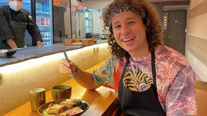 Tunden a Luisito Comunica por los salarios que ofrece en su restaurante de comida japonesa