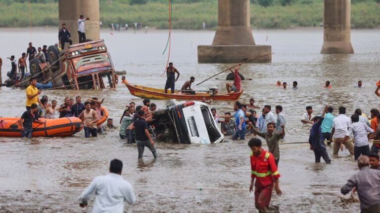 Derrumbe de puente en Gujarat deja nueve muertos y seis heridos