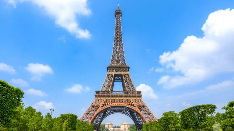 Detienen a dos paracaidistas que escalaron y saltaron de la Torre Eiffel en París, Francia