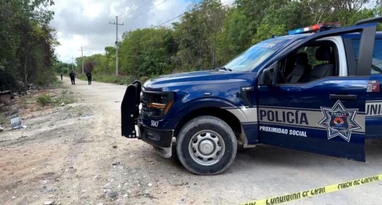 Hallan a un joven sin vida en camino de terracería cerca de Real Valencia en Cancún. Por el momento se desconoce su identidad.