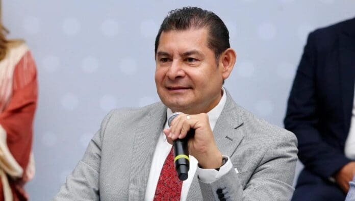 El gobernador de Puebla le truena los dedos a su secretaria de Turismo; dice que no es violencia de género.