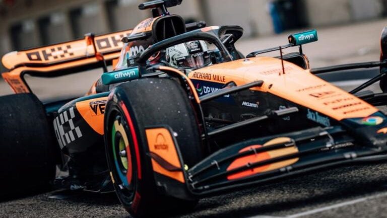 Video: Brad Pitt cumple su sueño de conducir un auto de F1 de la mano de McLaren