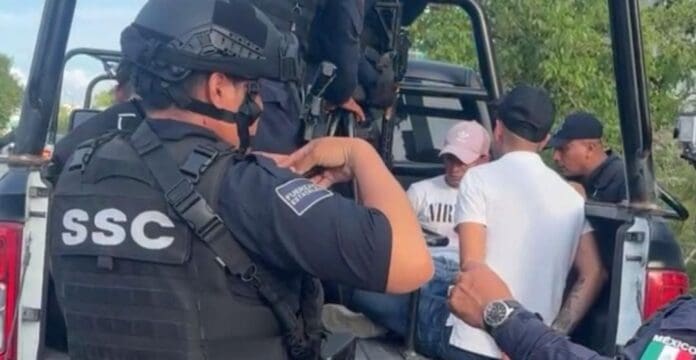 Los policías de Playa del Carmen detuvieron a cuatro presuntos extorsionadores durante la feria municipal.