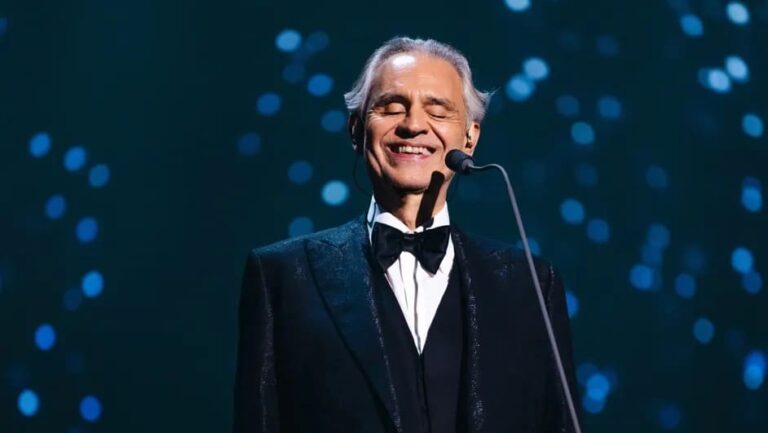 Video: Andrea Bocelli aparece de sorpresa en una misa cantando el “Ave María” en Italia