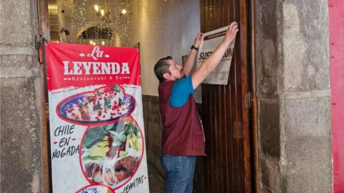 Profeco clausura restaurante porque obligaba a pagar propina en Puebla