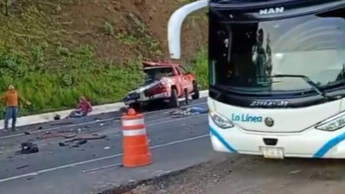 Mueren seis jornaleros tras accidente en la autopista Siglo XXI en Michoacán