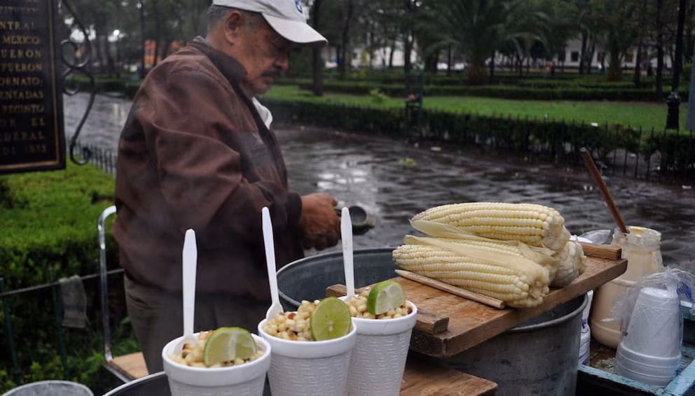 Reubican a vendedores ambulantes para liberar el Paseo de la Reforma en CDMX