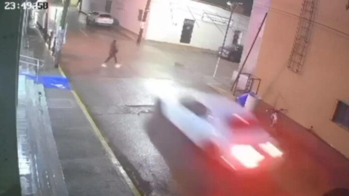 Video: Atropellan a mujer saliendo del centro comercial en Durango
