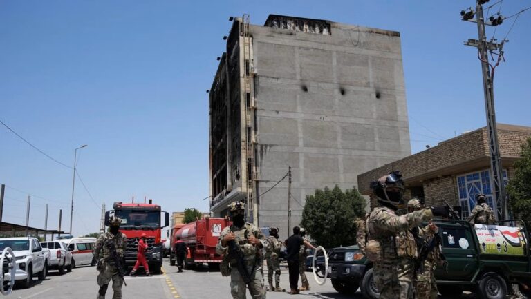Video: Mueren al menos 70 personas tras un incendio en un centro comercial en Irak