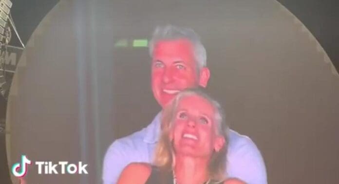 Descubren a CEO que le era infiel a su esposa gracias a un concierto de Coldplay. La historia se ha hecho viral en las últimas horas.