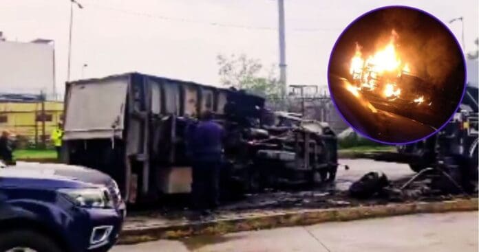Se incendia camioneta tras chocar y volcarse en CDMX; conductor huye y luego regresa